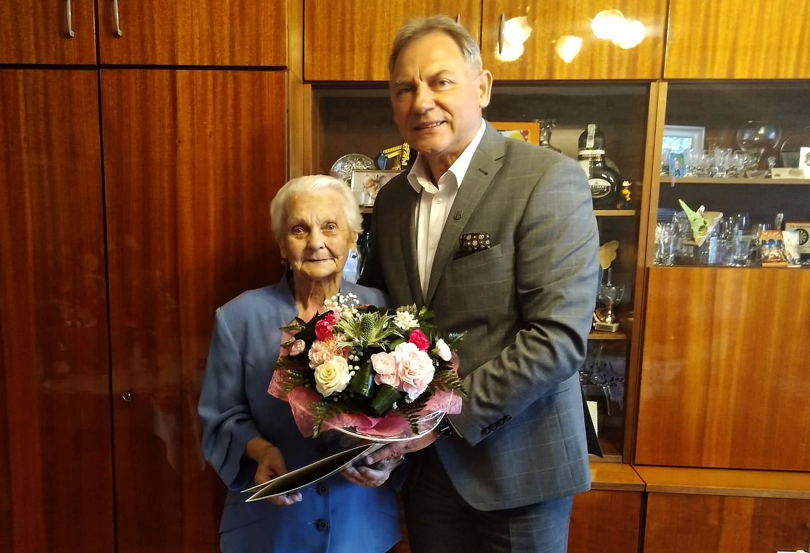 Na zdjeciu: Pani Helena Skowronek oraz Burmistrz Gminy i Miasta Czerwionka-Leszczyny Wiesław Janiszewski